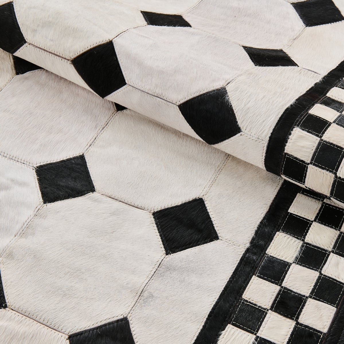 White Tile Hair on Hide 6' Round Rug - Image 3
