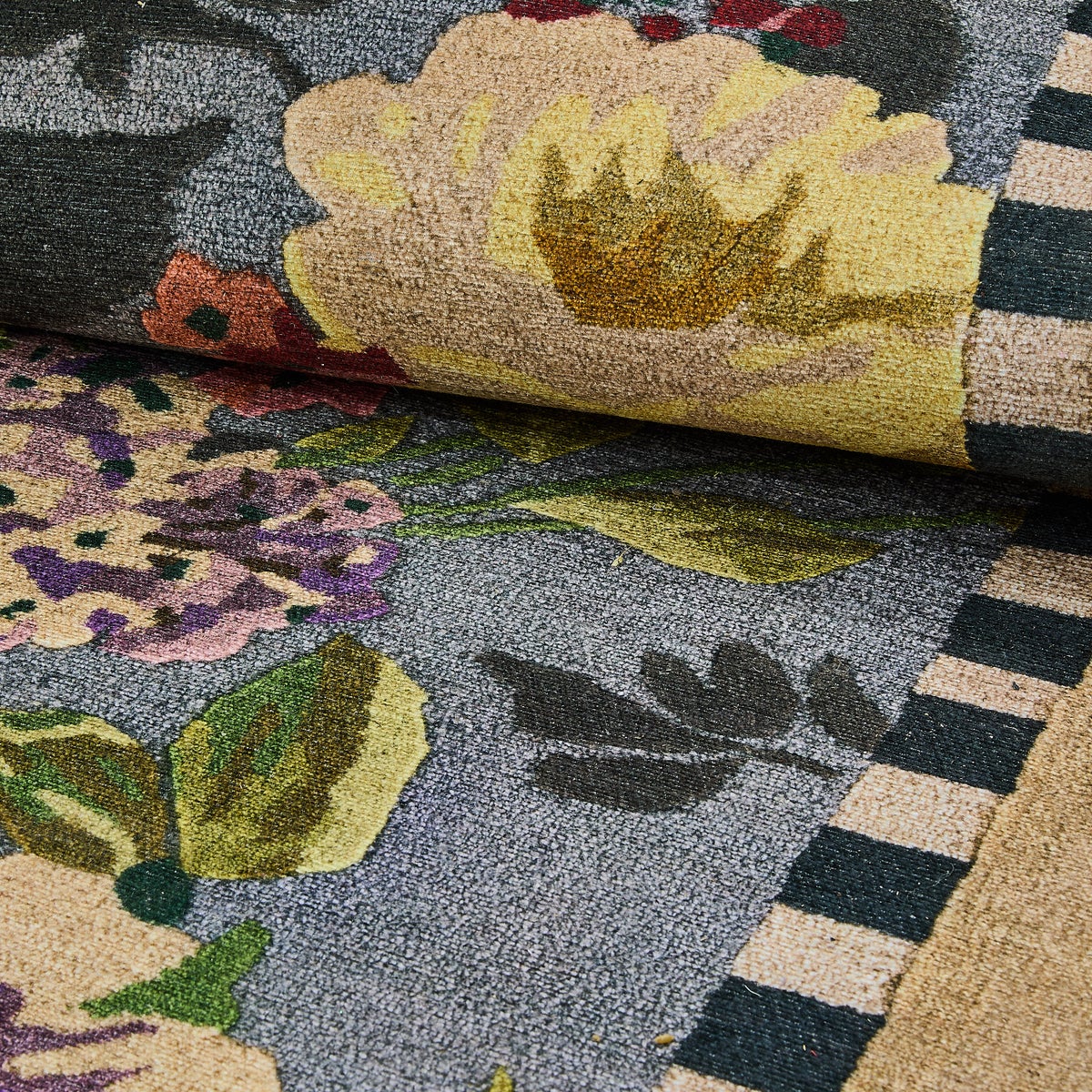 Tudor Rose 2' x 3' Washable Rug - Image 2